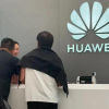 成龙现身门店购买华为Mate 60系列