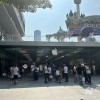 iPhone 15系列今日正式发售 线下黄牛加价700元抢购Pro Max版