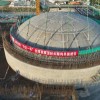 全球首个商用核电小型堆“玲龙一号”钢制安全壳全部吊装就位