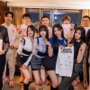 韩女团newjeans与WBG交换队服合影 美女比心