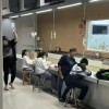 何小鹏转发小学生边输液边写作业照片 感慨“这世界真需要这样卷吗？”