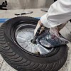 男子推电瓶车入境 车胎内竟藏有11600张SD卡
