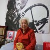 1元纸币上的女拖拉机手上热搜 今年91了