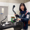 姑娘灌水测汽车油箱容积 有网友质疑：一升油和一升水体积一样吗……
