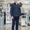 雷军晒小米汽车工厂工服照 网友：这服装卖吗？