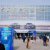 车展“唯一车模”爬上车顶 不为维权为哪般？