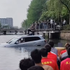 一车主开车掉河里 高校龙舟队变身救生艇成功救人