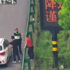 电动车没电趴窝高速 司机竟拆开路牌显示屏配电箱给车充电