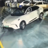 智己LS6自动泊车翻车：保险杠都撞没了还在打方向倒车