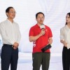 周鸿祎现身宁波领取首台新能源车