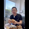 贾跃亭感叹终于在美国吃到中国口味鸡腿堡