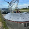 美国交警拦下“UFO”与其合影 然后开了一张罚单