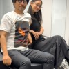 《死亡搁浅2》小岛秀夫与女演员合照：露背照很美