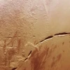 “火星快车”号数据图显示：红色星球上有条大裂缝