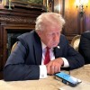 特朗普直播时给iPhone用的充电宝亮了：来自中国品牌Anker