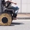 韩国研发出爬楼轮椅 可随地形变化自动变形