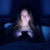 青少年使用屏幕是否影响睡眠不在于时长 而在于地点