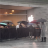 果粉暴雨中在Apple Store排长队取货 首批iPhone 16用户收到新机