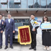 死死顶住失控车辆挽救闹市人群 广汽埃安现场赠送“白车侠”新车