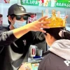 “雪王为顾客加冕”刷屏小红书 “社死”营销屡试不爽