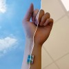 加州理工学院的新型健康追踪器依靠汗液和阳光运行