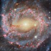 最新哈勃太空望远镜图像展示两个黑洞争夺星系霸主地位