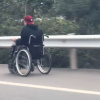 男子坐轮椅在高速疾驰：走应急车道、速度约60km/h