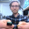 手掌大小的激光器打破了实验室界限 可运用于量子计算、遥感卫星等多个领域