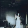 女子忘拔充电器把家给烧光 废墟中拍照打卡 还比剪刀手