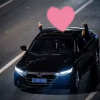 公路成走秀舞台 双闪作暗号 两男子天桥上直播拍摄汽车