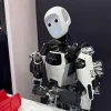 Apptronik的阿波罗仿人机器人在CES 2025现场演示简单工作