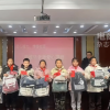 刘强东老师收到10万后举行捐赠仪式：为贫困学生买书包 每人给500元