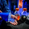 科学家研究将塑料废弃物转化为可持续喷气燃料