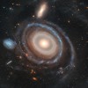 哈勃捕捉到“宇宙靶心”图像：揭示令人惊叹的九环星系