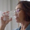 研究表明饮水不足的人罹患慢性疾病的风险更大
