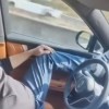 男子高速开智驾躺着开车 双脚搭在仪表盘上喊“遥遥领先”