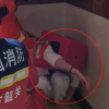 互联网迷惑行为：女生一小时两度上演“卡凳杀”