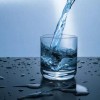 热水和冷水一起放进冰箱，谁能先结冰？赌你一定答不对