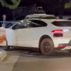 一辆 Waymo 自动驾驶出租车被困在 Chick-fil-A 得来速通道