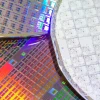 研究人员利用激光和超透镜将3D芯片对准到原子级精度