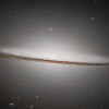 尘埃、光与远古碰撞：你从未见过的草帽星系