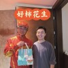 京东创始人刘强东亲自送外卖 与消费者亲切合影
