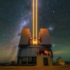 这架巨型望远镜将激光发射到太空 在高空大气中制造人造恒星