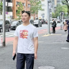 刘强东在东京闲逛 身穿猪猪侠与京东外卖联名T恤