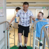 脑机接口大突破 中国61岁完全截瘫男子站起来了