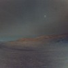 NASA毅力号火星车在日出前拍摄到火卫二在天际闪耀的景象