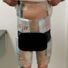一男子身穿手机“铠甲”入境被查 全身裹满52部旧iPhone