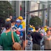 闫妮“送外卖”被多名网友偶遇：正在拍摄短剧
