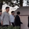 刘强东西装革履现身沈阳浑河岸边被网友偶遇