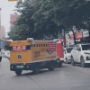 两辆快递无人车窄路互不相让 停在路中间“吵架”